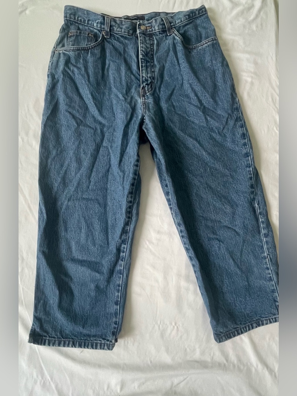 Bill Blass Capri Women's size 12 Medium Wash Blue Denim jeans
